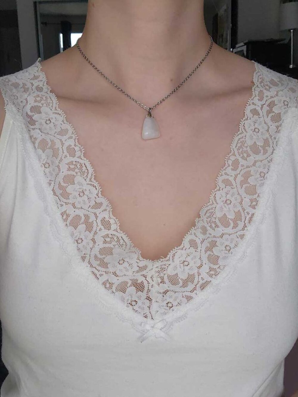White natural stone necklace with a small silver chain - Picture 6 of 12